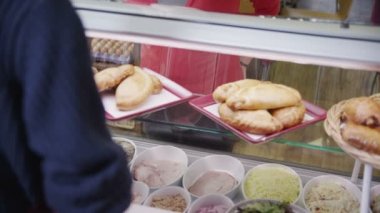 mutlu kadın müşteri bir Café taze hamur işleri seçilen seçimi