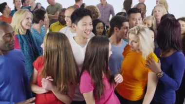 çok etnik insanlar birlikte duruyor