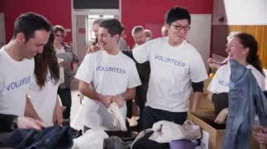 sadaka gönüllü olarak basılı tişörtleri bağışlanan gıda ve giyim üzerinden sıralamak