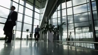 iş adamları ofis binası çevresinde taşıma