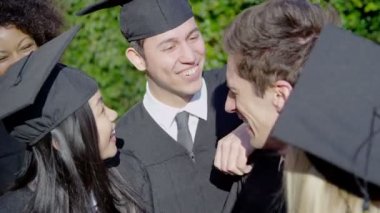 mezuniyet gününde arkadaş grubu