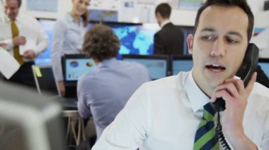 piyasa tüccar telefon üzerinden anlaşma yapıyor