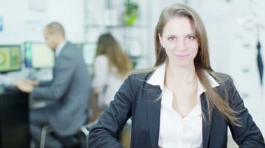 güzel iş kadını elleri ve gülümser bir kalp şeklinde hale getirir.