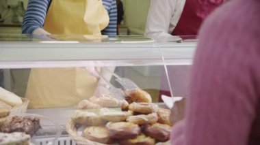 güler yüzlü personel ekmek sayaç bir gülümseme ile müşterilerine hizmet