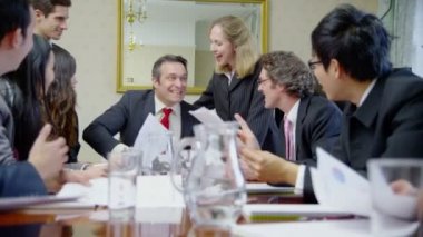 Konferans masa etrafında oturmuş uzmanları