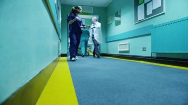 Acil durum ekibi acele hastayı sedye