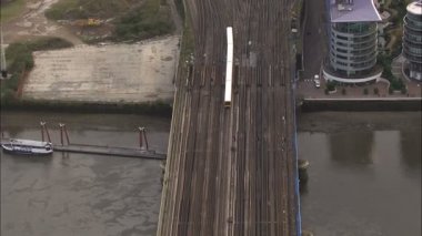 istasyona başkanları gibi yolcu treni Londra'da thames nehri geçiyor.