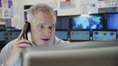 mali trader telefon üzerinden anlaşma yapıyor.