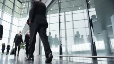 Ofis Binası çevresinde yürüyüş iş adamları