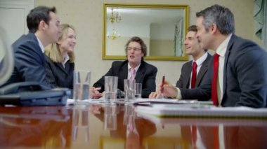 profesyonelleri ekip konferans masa etrafında oturmuş