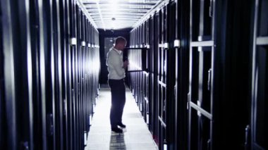 man het ingenieur werkt in datacenter
