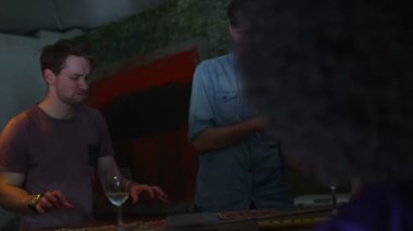 mutlu ve kaygısız bir partide bir piyano çevresinde toplanan genç arkadaş grubu