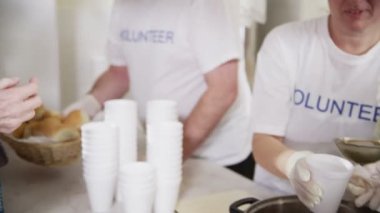 evsizleri besleme için aşevi gönüllü yardım