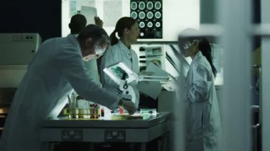 birlikte laboratuvarda çalışan araştırmacılar