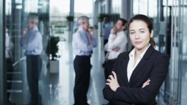 iş kadını ayakta ofis binası