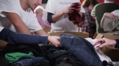 sadaka gönüllü bağışlanan giysi yığınları ile baskılı t gömlek sıralama