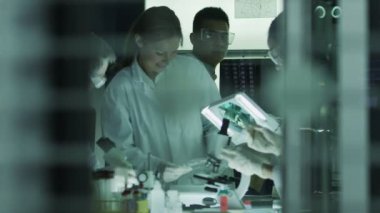 birlikte laboratuvarda çalışan araştırmacılar