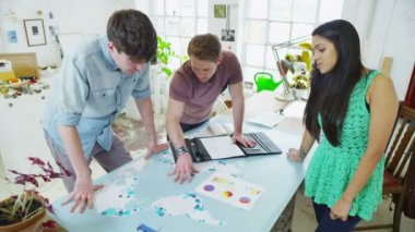 birlikte ortak bir proje üzerinde çalışırken öğrenci veya genç iş ortakları