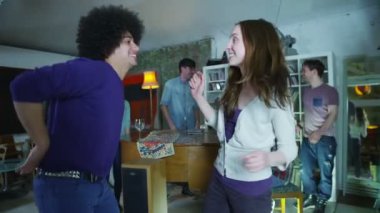 mutlu ve kaygısız içiyor ve bir ev partisinde dans genç arkadaş grubu