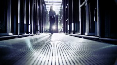 mühendis veri merkezinde çalışan