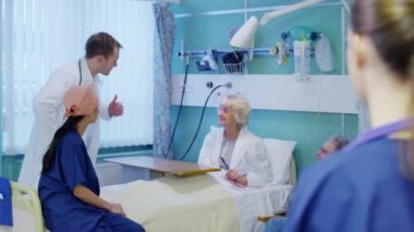 kadın hemşire hastane koğuşunda üzerinde gülümseyen