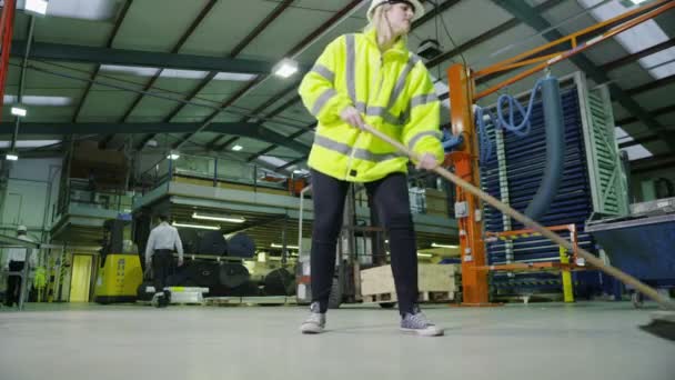 Team von fleißigen Lagerarbeitern hebt und bewegt leere Holzpaletten — Stockvideo