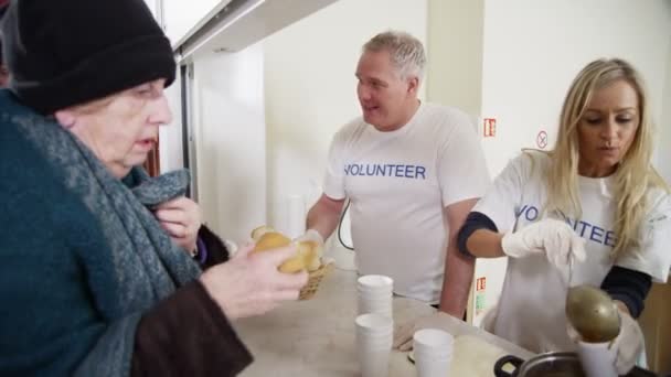 Sopa de cocina voluntarios ayudan a alimentar a las personas sin hogar — Vídeo de stock