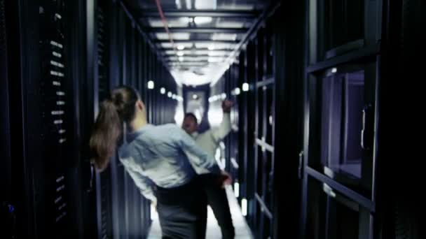 Ingénieurs informatiques travaillant dans un centre de données 