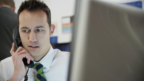 trader du marché fait affaire par téléphone 