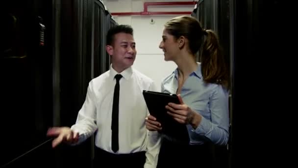 Manliga och kvinnliga ingenjörer chatta tillsammans — Stockvideo