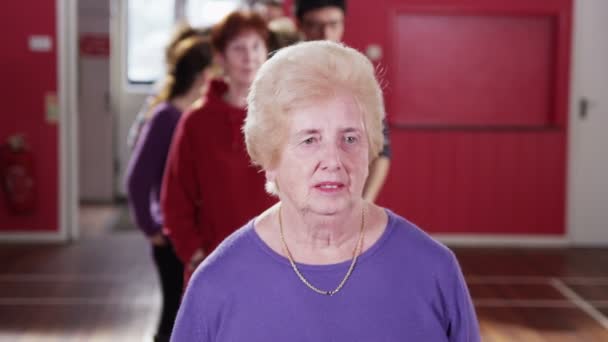 Longue file de personnes qui attendent patiemment en ligne 