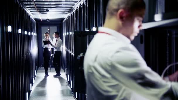 Team van mensen die werkzaam zijn op datacenter — Stockvideo