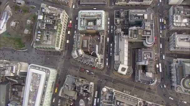 Vista aérea de edificios y tráfico en la ciudad de Londres — Vídeo de stock