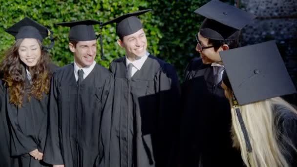 Grupo de amigos el día de la graduación — Vídeo de stock