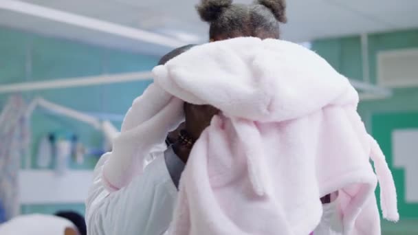 Чоловік лікар з милою маленькою дівчинкою в лікарні . — стокове відео