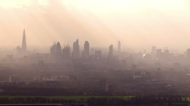 Вид с воздуха на лондонский горизонт туманным осенним утром — стоковое видео