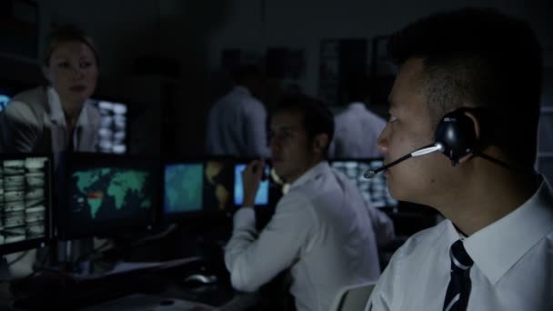 Pessoal de segurança masculino na sala de controle do sistema — Vídeo de Stock