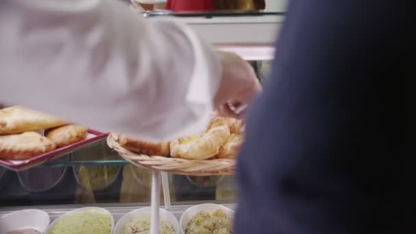 Clientes felices comprando café y pasteles frescos en un café — Vídeos de Stock