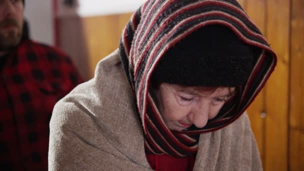 Obdachlose und Bedürftige, warm gegen die Kälte eingepackt, stehen Schlange — Stockvideo