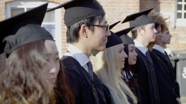 Grupo de amigos el día de la graduación — Vídeos de Stock