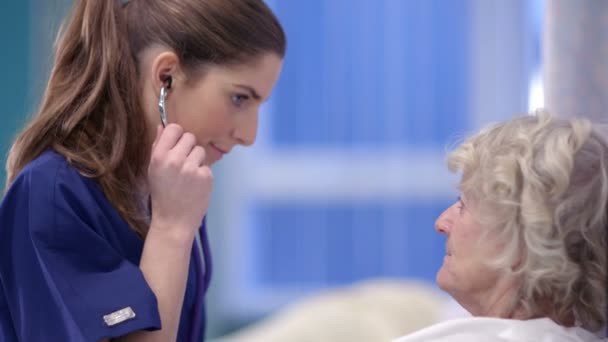 Nurse chats with patient — Stock Video