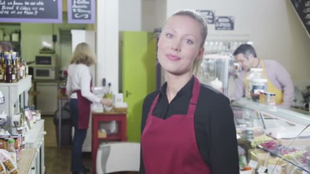 Портрет счастливой продавщицы в магазине деликатесов или в продуктовом магазине — стоковое видео