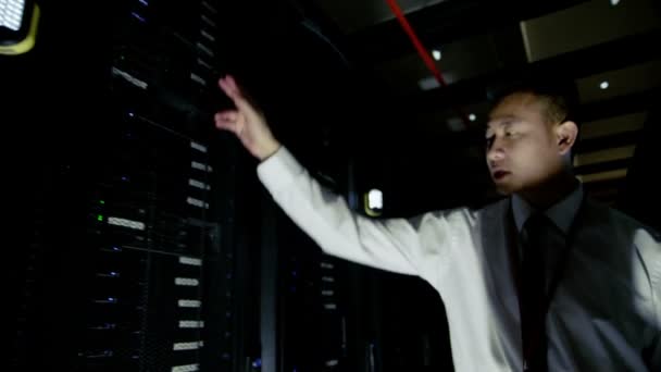 Det ingenjör arbetar i ett datacenter — Stockvideo