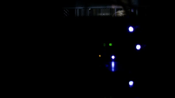 Det ingenjörer arbetar i ett datacenter — Stockvideo