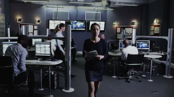 Personnel de sécurité regardant les écrans 