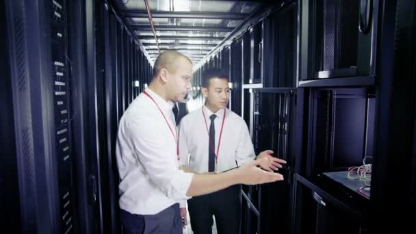 Personnes travaillant dans un centre de données 