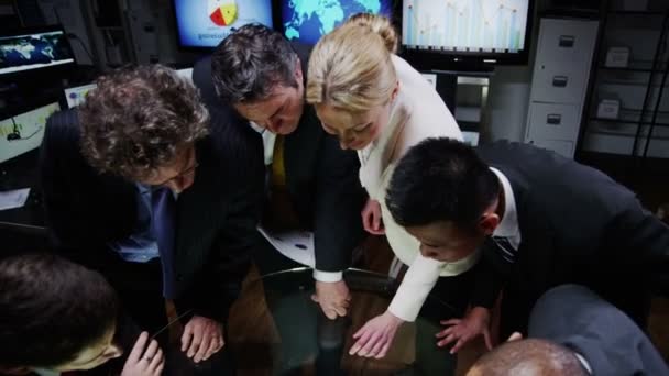 Professionnels d'affaires en réunion tardive 