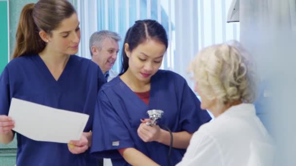 Personnel médical travaillant ensemble — Video