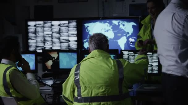 Personal de seguridad masculino en la sala de control del sistema — Vídeos de Stock