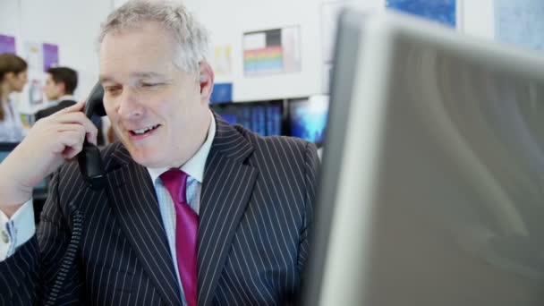 Négociant du marché travaillant au bureau 